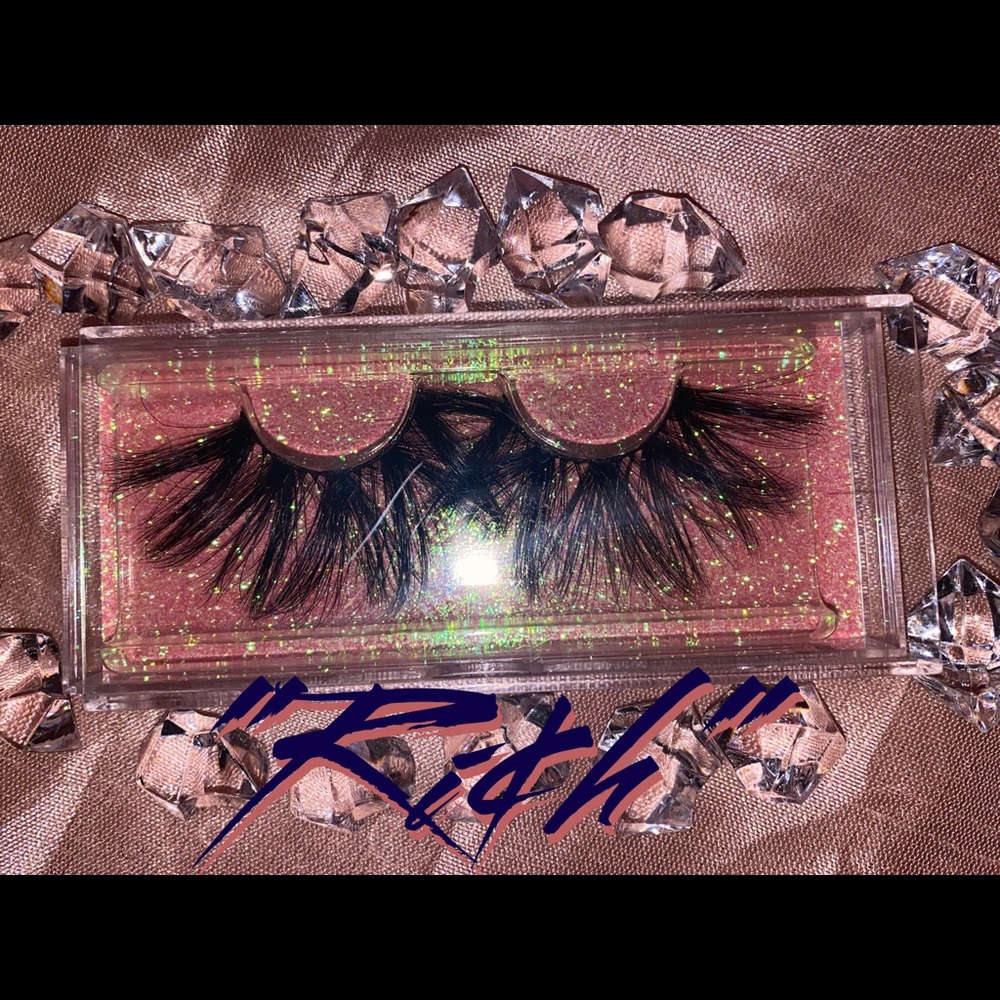 Lashes - Picture 7 of 13